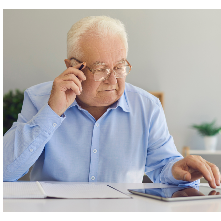 Senior met bril kijkt naar tablet