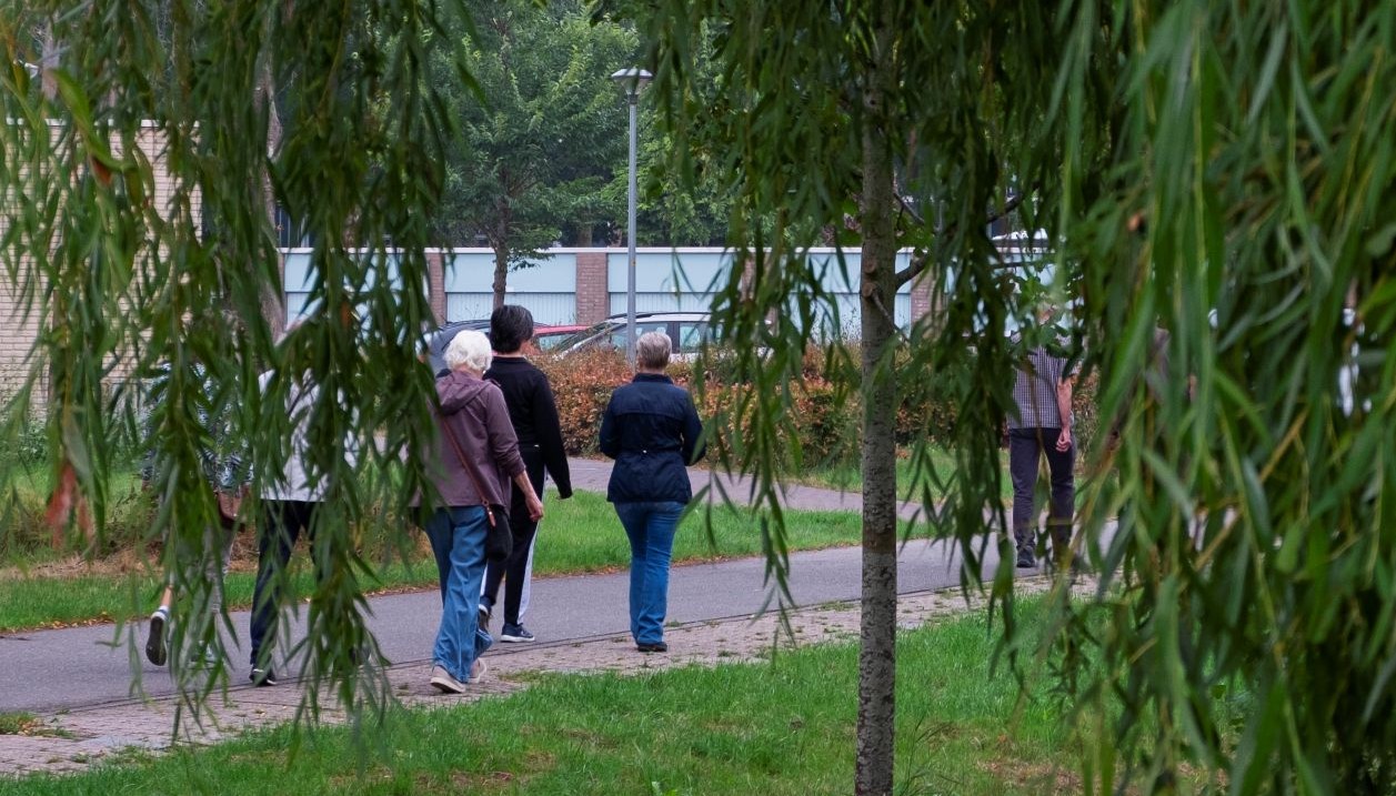 De groep wandelt door het Almeerse groen